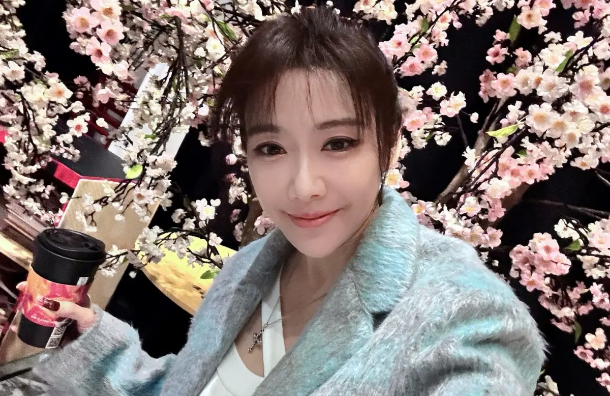 ▲雙胞胎依依昨（24）日發文透露，在國道一號遇連環追撞車禍，並曝光驚險現場，讓她嚇到直呼：「一輩子只要發生過一次就夠驚嚇了」。（圖／雙胞胎 依依佩佩 的 依依FB）