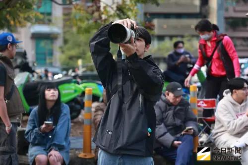 ▲霍諾德準備攀登台北101，周邊人潮。（圖／記者葉政勳攝）