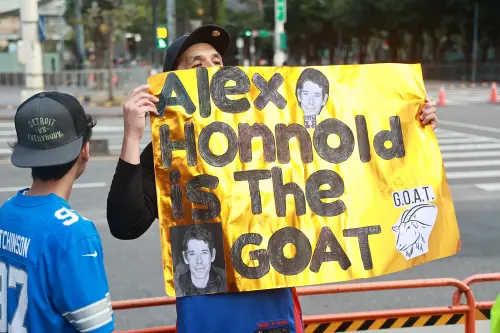 ▲霍諾德即將攀爬101，許多粉絲聚集幫打氣。（圖／記者葉政勳攝）