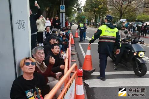 ▲粉絲齊聚台北101周邊，等著看霍諾德的巔峰挑戰。（圖／記者葉政勳攝）