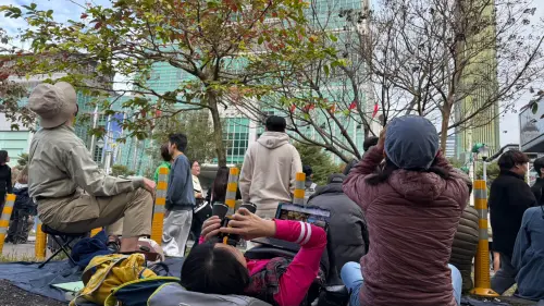 ▲台北101湧進眾多人潮，圍觀者帶著望眼鏡等裝備，期待霍諾德能挑戰成功。（圖／記者蕭涵云攝）