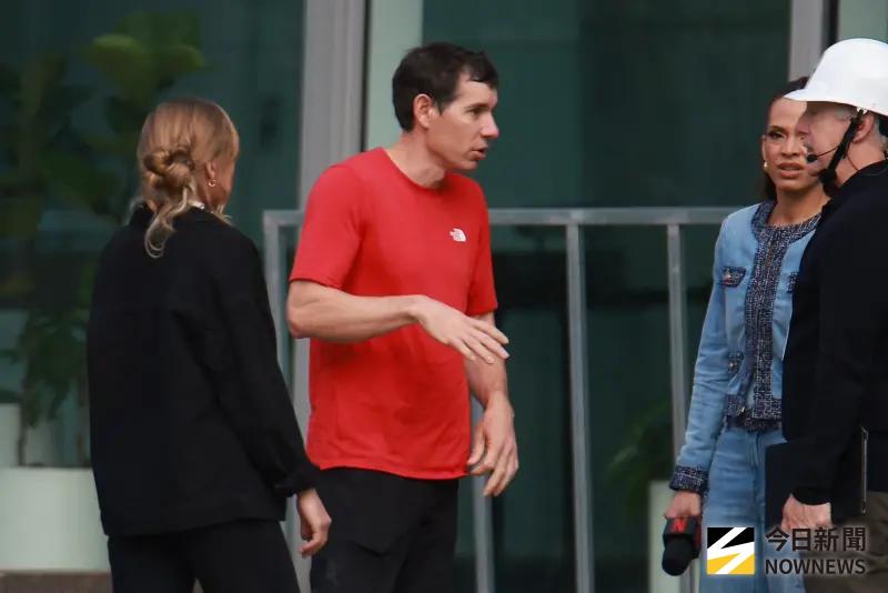 ▲挑戰徒手攀爬台北101的霍諾德，上午8時20分左右出現在101南面，引起群眾歡呼。（圖／記者葉政勳攝）