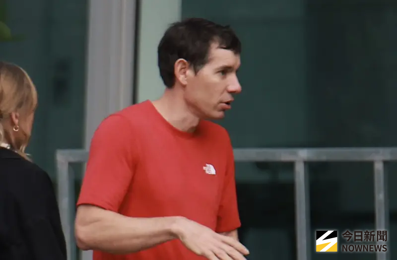 ▲美國極限攀岩家艾力克斯霍諾德（Alex Honnold）無繩索徒手攀爬台北101外牆挑戰，最終耗時1小時31分35秒完賽。（圖／記者葉政勳攝）