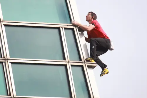 ▲攀岩大神艾力克斯霍諾德（Alex Honnold）今（25）日上午挑戰徒手攀登台北101，稍早他以驚人速度花費91分鐘順利登頂。（圖／記者葉政勳攝）