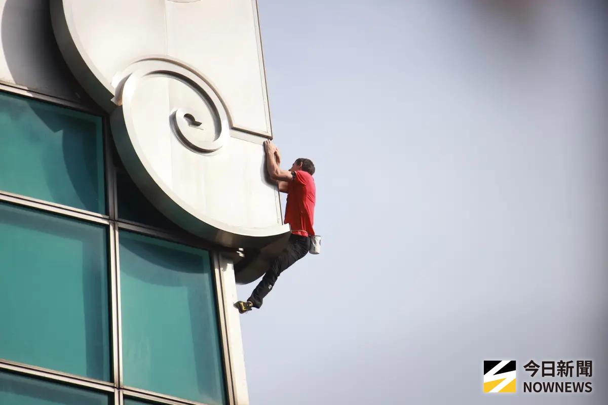 ▲攀岩大神艾力克斯霍諾德（Alex Honnold）今（25）日上午挑戰徒手攀登台北101，最終在上午10時31分左右成功登頂。（圖／記者葉政勳攝）