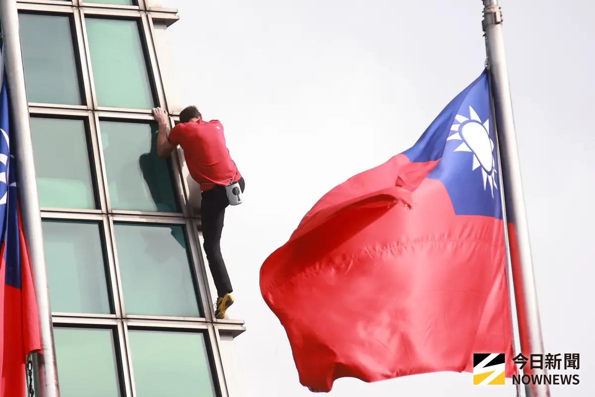 ▲美國攀岩家艾力克斯．霍諾德今（25）日挑戰「徒手攀爬台北101」，由Netflix提供全程直播。（圖／記者葉政勳攝）