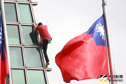 ▲霍諾德攀爬途中還經過台灣國旗。（圖／記者葉政勳攝）