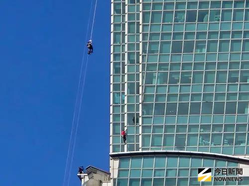 ▲霍諾德身穿紅衣攀登，在大樓外牆格外顯眼。（圖／NOWNEWS攝影中心）