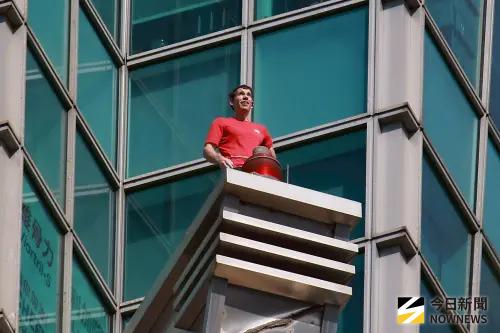 ▲霍諾德稍早爬超過65層樓，本人稱感覺像在爬山，觀眾則嚇壞說，攝影師比他還高。（圖／NOWNEWS攝影中心）