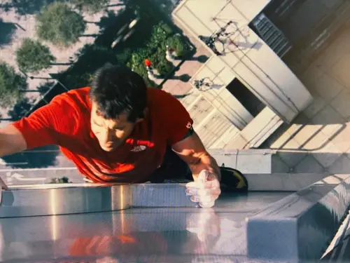 ▲網友觀看霍諾德攀登101直播時，發現Netflix由上往下拍攝，地面上真的完全沒有防護措施，不少人都被震撼。（圖/Netflix直播）