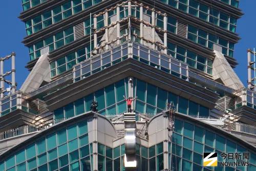 ▲霍諾德今日一早9點挑戰攀登台北101，最後僅花費91分鐘左右成功登頂，寫下攀岩歷史新頁。（圖／記者葉政勳攝）