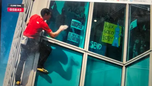 ▲霍諾德稍早攻克台北101大樓時，77樓附近的 Google 台灣總部辦公室擠滿手舉標語。（圖／翻攝自Netflix）