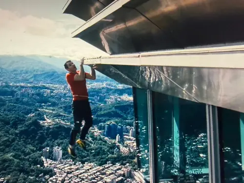 ▲在超過1小時30分後，霍諾德來到最具挑戰性的頂端塔尖，以極高難度的懸吊動作進行最後衝刺，摔角手賽特·羅林斯（Seth Rollins）鼓勵他：「you’re in this endgame now！」（圖／翻攝自Netflix轉播）