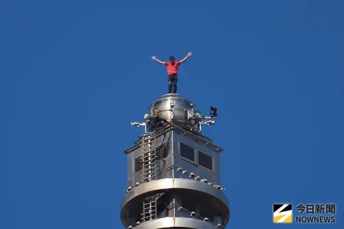 霍諾德91分鐘征服台北101　攀岩王者和避雷針站一起自拍留念
