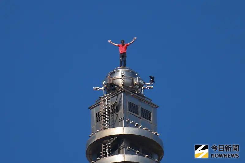 ▲霍諾德攀登台北101的極限挑戰順利成功，他在攀登第91分鐘時正式攻頂，摸到台北101避雷針！（圖／記者葉政勳攝）