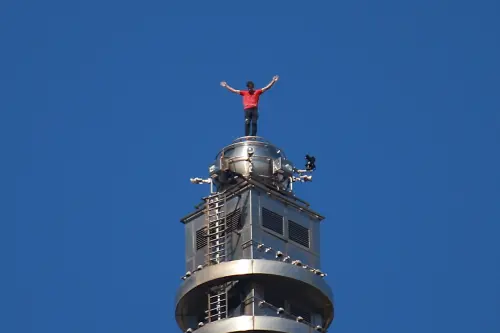 ▲霍諾德今（25）日挑戰徒手攀登101成功！在上午10時31分左右登頂，僅花約91分鐘，速度非常驚人。（圖/記者葉政勳攝）