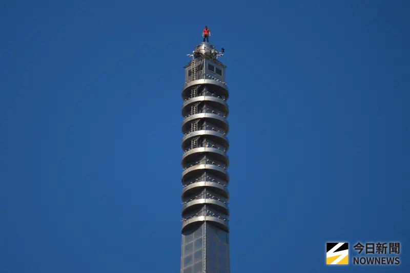 ▲霍諾德爬到一半竟解放雙手，用腳勾住台北101，並成功登頂，讓觀眾驚呼：「太強了」。（圖／記者葉政勳攝）