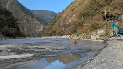 ▲台電表示，去年為了入山所推砌出來的便道一年內就被沖毀6次，連當時負責施工的怪手都被沖到河床內，迄今仍無法打撈。（圖／記者鍾泓良攝影）