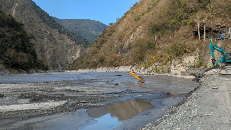    ▲台電表示，去年為了入山所推砌出來的便道一年內就被沖毀6次，連當時負責施工的怪手都被沖到河床內，迄今仍無法打撈。（圖／記者鍾泓良攝影）  
