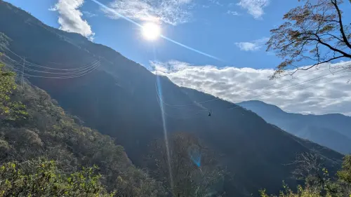 ▲台電長期評估後，選擇跳過51號電塔，改由50號電塔直接連結52電塔，提升鐵塔高度及線下高度。曾文生稱，這項電塔工程不僅僅是針對50號、52電塔，更是牽連到鄰近電塔都必須調整。（圖／記者鍾泓良攝影）