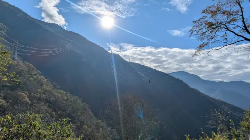    ▲台電長期評估後，選擇跳過51號電塔，改由50號電塔直接連結52電塔，提升鐵塔高度及線下高度。曾文生稱，這項電塔工程不僅僅是針對50號、52電塔，更是牽連到鄰近電塔都必須調整。（圖／記者鍾泓良攝影）  