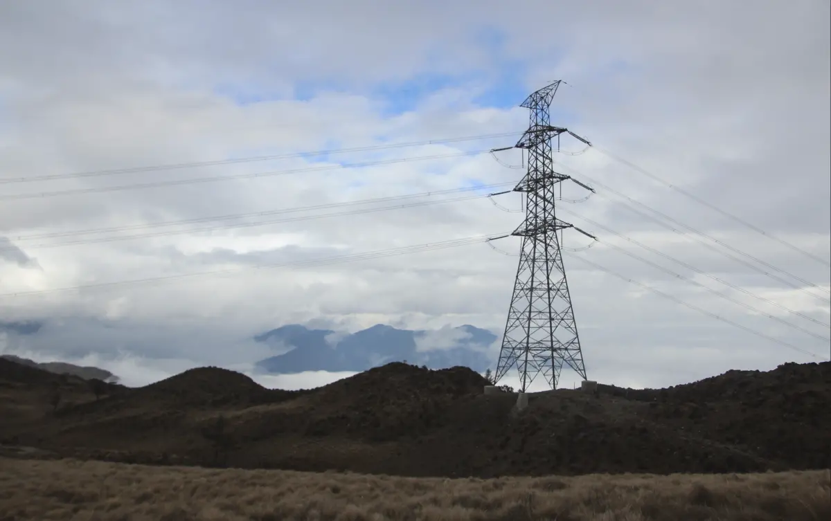 ▲台電在1985年啟動新東西輸電路線規劃，選擇沿著昔日伐木業所開闢的丹大林道興建196座電塔、全長72.4公里、橫跨中央山脈的345kV「新東西線」。圖為全台灣海拔最高電塔（圖／記者鍾泓良攝影）