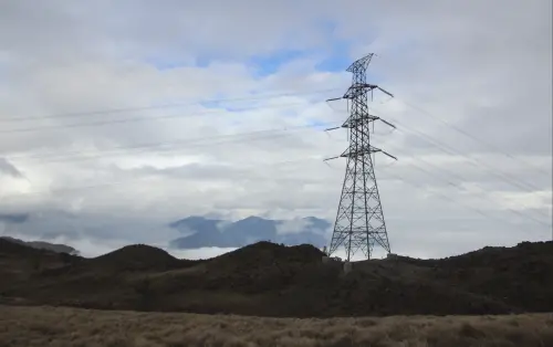 直擊／深入3000米山林　台電保線員冒死守護電力命脈「新東西線」
