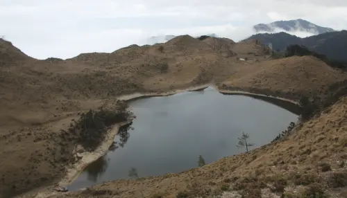 ▲六分所開車約2小時，可抵達隱藏在海拔2900公尺的深山秘境，布農族的聖地「七彩湖」，一睹美景，夜間也因為光害少，更可以看到璀璨星空。（圖／記者鍾泓良攝影）