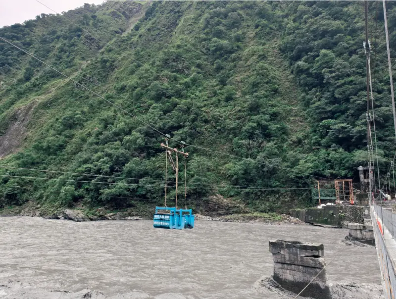    ▲河中央搭建臨時便橋、汽車吊籠及行人便道往返，21年來往返全靠這些臨時設施。（圖／台電提供）  