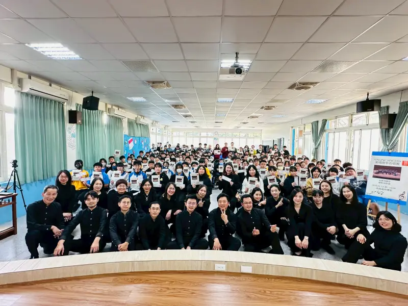 ▲愛唱歌手合唱團進入苗栗縣烏眉國中，進行公益關懷演唱會。（圖／主辦單位提供）