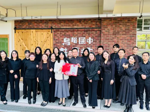 ▲徐曉雲校長特別感謝合唱團藝術總監林慧芬與吳柏寬團長暨演出團員，將高品質音樂帶進偏鄉校園。（圖／主辦單位提供）