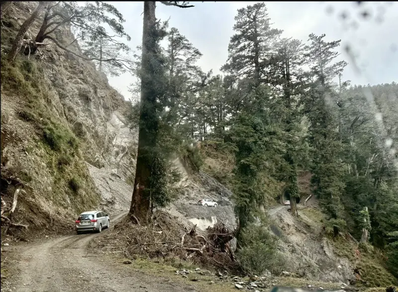    ▲通過孫海橋，緊接著就是正式進入丹大林道，沿途均是一邊斷崖、一邊碎石坡，全長近24公里的顛簸單線道路，一路從海拔460公尺攀升至2450公尺的台電六分保線所。（圖／台電提供）  