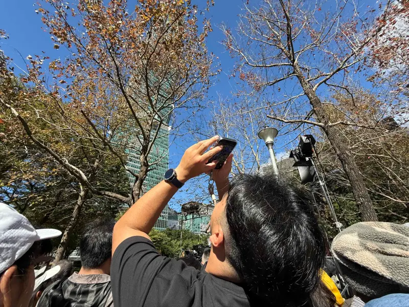 ▲全民爭睹艾力克斯霍諾德（Alex Honnold）徒手攀爬台北101，《NOWNEWS今日新聞》記者現場直擊地面兩樣情，信義路圍觀民眾竟有人嫌他爬太快直喊「好無聊喔」，信義廣場有Netflix大螢幕轉播，歡呼聲連連尖叫到最後。（圖／記者蕭涵云攝）