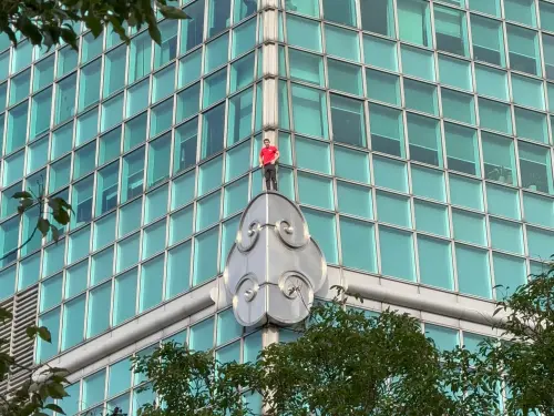 ▲霍諾德站上第一個「祥雲」裝飾處，引起地面民眾尖叫。（圖／記者蕭涵云攝）