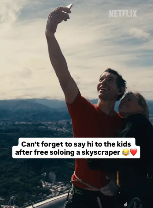 ▲霍諾德抱完老婆桑妮後，立刻拿出手機與老婆自拍，還不忘對鏡頭揮手，跟兩個女兒打招呼。（圖／IG@netflixsports）