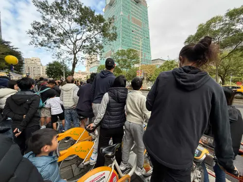 ▲路邊的Ubike都被民眾拿來當作觀看道具。（圖／記者蕭涵云攝）