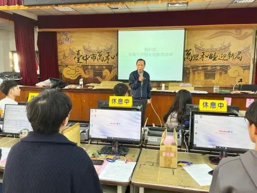 ▲迎接新年度電腦安燈作業，萬和宮召集工讀生研習，蕭清杰董事長要求大家重視禮貌 。（圖／萬和宮提供）