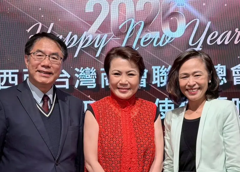 ▲黃偉哲趕赴馬來西亞推銷臺南蜜棗，圖為拜會馬來西亞台灣商會聯合總會長蔡欣恬(中)及駐馬來西亞台北經濟文化辦事處代表連玉蘋(右)合照)。(圖／南市府提供)