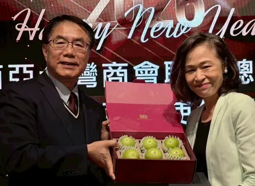 ▲黃偉哲送上臺南最甜美的蜜棗給連玉蘋大使。(圖／南市府提供)