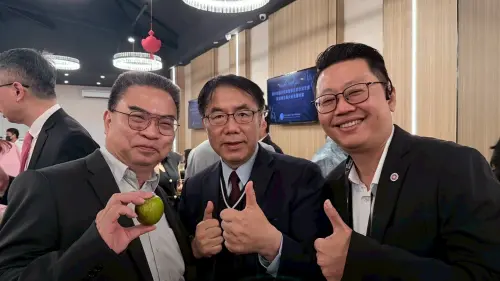 ▲台商大讚臺南蜜棗非常好吃！(左)馬來西亞台商總會全國理事彭文忠、(右)馬來西亞馬六甲台灣商會黃鴻翔理事) 。(圖／南市府提供)