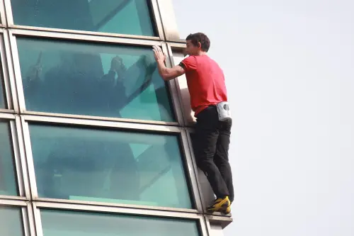 霍諾德爬台北101「白色包包爆紅」！全球僅20個　官方宣布免費送
