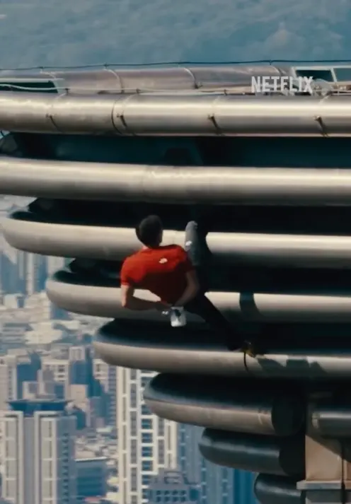 ▲霍諾德登頂前竟解放雙手，只用腳勾住台北101大樓。（圖／翻攝自Netflix）