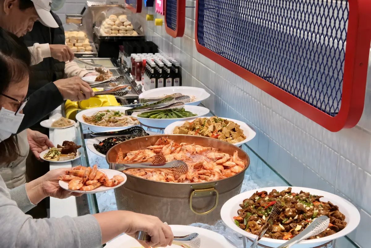 ▲號稱全台最大間的我家牛排高雄同盟店今天正式開幕，亮點是最低每人390元可以吃到自助吧百道菜。據傳現場排隊人潮最早9點就到，本文整理必吃菜色、限定菜色等五大亮點。（圖／記者葉盛耀攝）