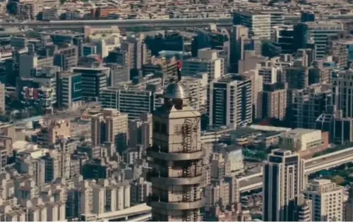 ▲霍諾德攀登上台北101，俯瞰台北市景致。（圖／翻攝自Netflix轉播）