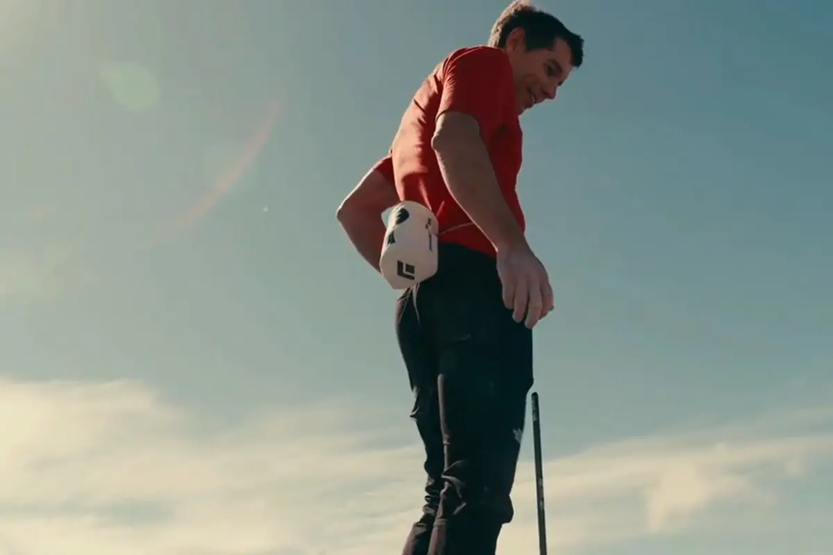 ▲霍諾德攀登上台北101，完成了他一直想要達成的徒手攀登摩天大樓夢。這次直播引起外界質疑，但每一次無保護攀岩事實上都伴隨著這些負面聲音，這也是極限運動冒險的意義。（圖／翻攝自Netflix轉播）