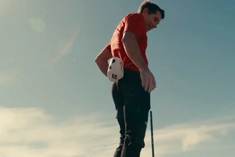 ▲霍諾德攀登上台北101，完成了他一直想要達成的徒手攀登摩天大樓夢。這次直播引起外界質疑，但每一次無保護攀岩事實上都伴隨著這些負面聲音，這也是極限運動冒險的意義。（圖／翻攝自Netflix轉播）