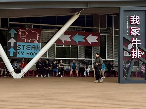 ▲全台最大間我家牛排高雄同盟店今天開幕，一早9點就已有民眾排隊。（圖／記者葉盛耀攝）