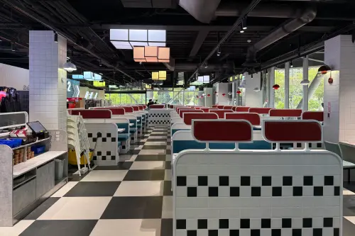 ▲全台最大間、佔地千坪的我家牛排高雄同盟店，是由薄多義代理。（圖／記者葉盛耀攝）