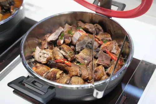 ▲我家牛排高雄同盟店有幾道限定菜色，圖為烤鴨。（圖／記者葉盛耀攝）