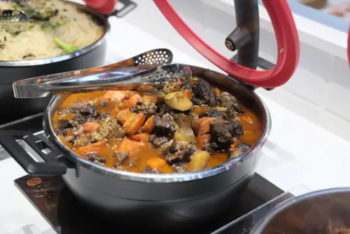 ▲我家牛排高雄同盟店有幾道限定菜色，圖為紅酒燉牛肉。（圖／記者葉盛耀攝）